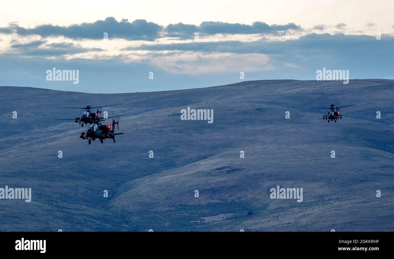 Aviators assigned to 4-6 Air Cavalry Squadron, 16th Combat Aviation Brigade, maneuver three AH-64 attack helicopters at Yakima Training Center, Wash., on May 19, 2021.  The Soldiers conduct day and night gunnery training. Stock Photo