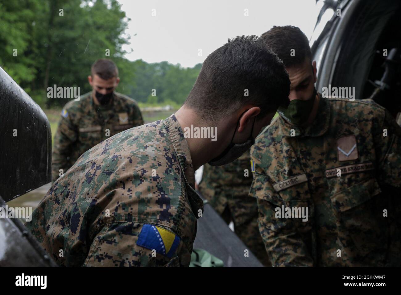 (Tuzla International Airport, Bosnia) - Bosnian Soldiers help lift the litter onto the UH-60L Blackhawk for a simulated medical evacuation training between U.S. Army soldiers and Bosnia, during DEFENDER-Europe 21, at Tuzla International Airport, Bosnia & Herzegovina, May 20, 2021. (Army National Guard photos by Spc. Jordan Arnold) Stock Photo