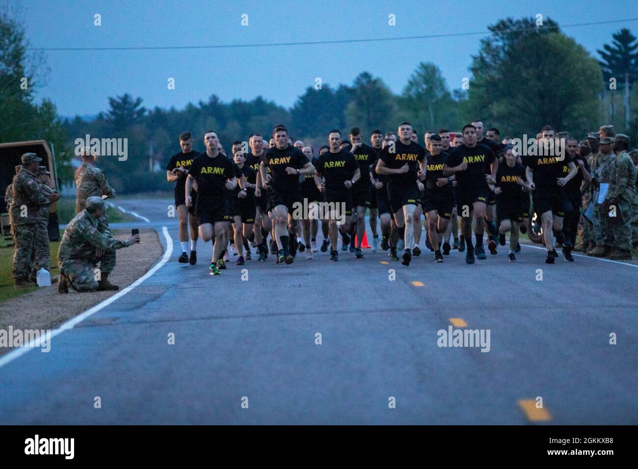 U.S. Army Reserve Soldiers take the Army Physical Fitness Test (APFT ...