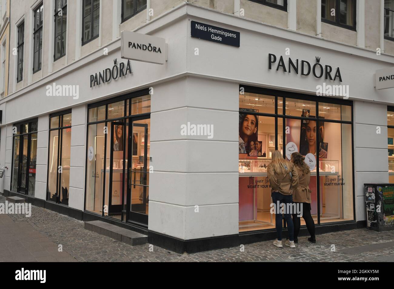 Pandora Store Window High Resolution Stock Photography and Images - Alamy