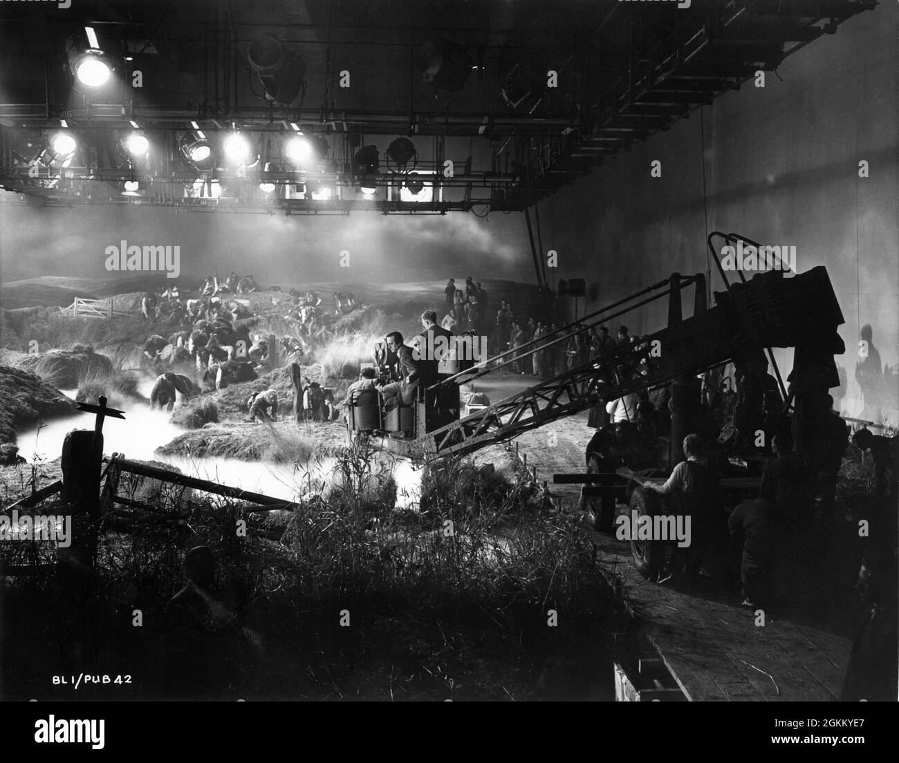 Cinematographer ROBERT KRASKER filming a battle scene with DAVID NIVEN and Cast on the Silent Stage at London Film Studios at Isleworth for BONNIE PRINCE CHARLIE 1948 directors ANTHONY KIMMINS and (uncredited) ALEXANDER KORDA screenplay Clemence Dane producer Edward Black London Film Productions / British Lion Film Corporation Stock Photo