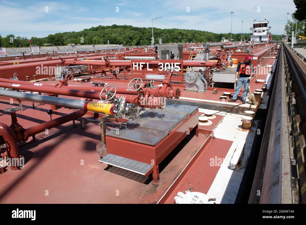 000 fuel barge moves hires stock photography and images Alamy