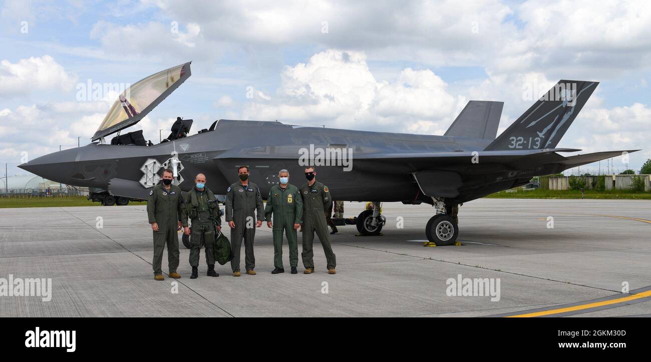 ‘Decker,’ Italian air force 13th Squadron commander, second from right, and ITAF Lt. Col. Riccardo Isoli, Comando Aeroporto Aviano chief of operations, second from left, and U.S. Air Force pilots pose for a photo in front of an ITAF F-35A Lightning II at Aviano Air Base, Italy, May 21, 2021. Two F-35s assigned to the 32nd Wing, Amendola Air Base, Italy, participated in Astral Knight 2021, an integrated air and missile defense exercise. Stock Photo