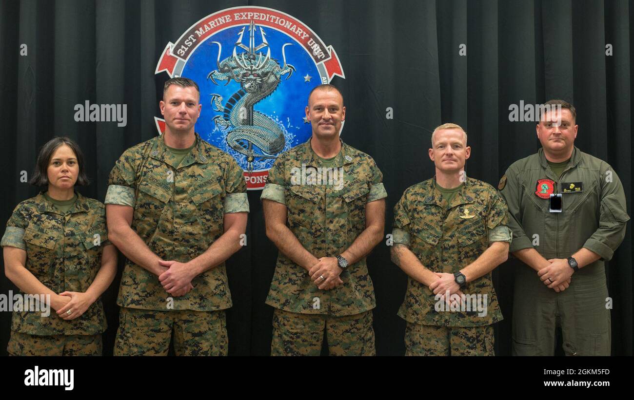 U.S Marine Corps SgtMaj. Michelle J. Hill (far left), Combat Logistics Battalion (CLB) 31 Sergeant Major, SgtMaj. Michael A. Dequattro (second to the left), Battalion Landing Team (BLT) 3/5 Sergeant Major, SgtMaj. Michael P. Woods (center), III Marine Expeditionary Force (MEF) Sergeant Major, SgtMaj. Joshua J. Smith (second to the right), 31st Marine Expeditionary Unit (MEU) Sergeant Major, SgtMaj. Joshua D. Ortiz-Hartshorn (far right), Marine Medium Tiltrotor Squadron (VMM) 265 (Reinforced) Sergeant Major, pose for a photo after SgtMaj Woods talks with Marines of the 31st MEU on Camp Hansen, Stock Photo