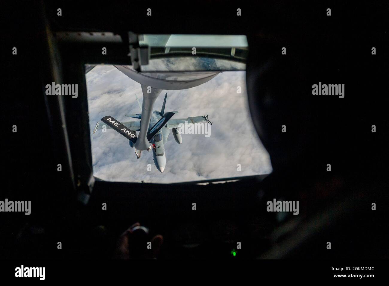 Mid air refueling hi-res stock photography and images - Alamy