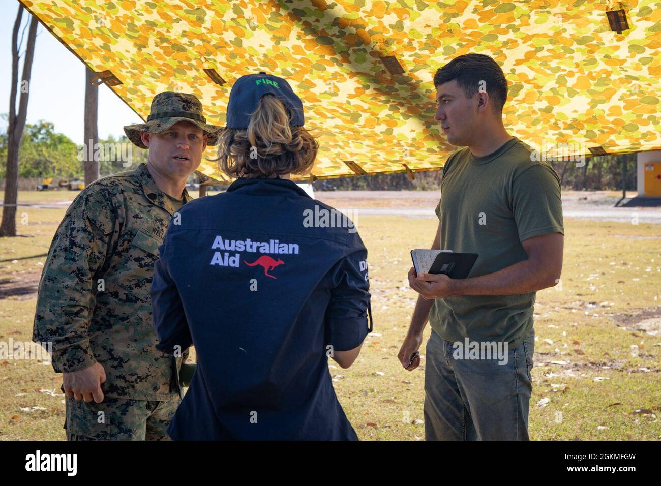 snack indgang Recite U.S. Marine Corps Master Sgt. John Wellons, left, operations chief for  Marine Rotational Force - Darwin, participates in a notional hand over of  humanitarian operations back to role players portraying locals during