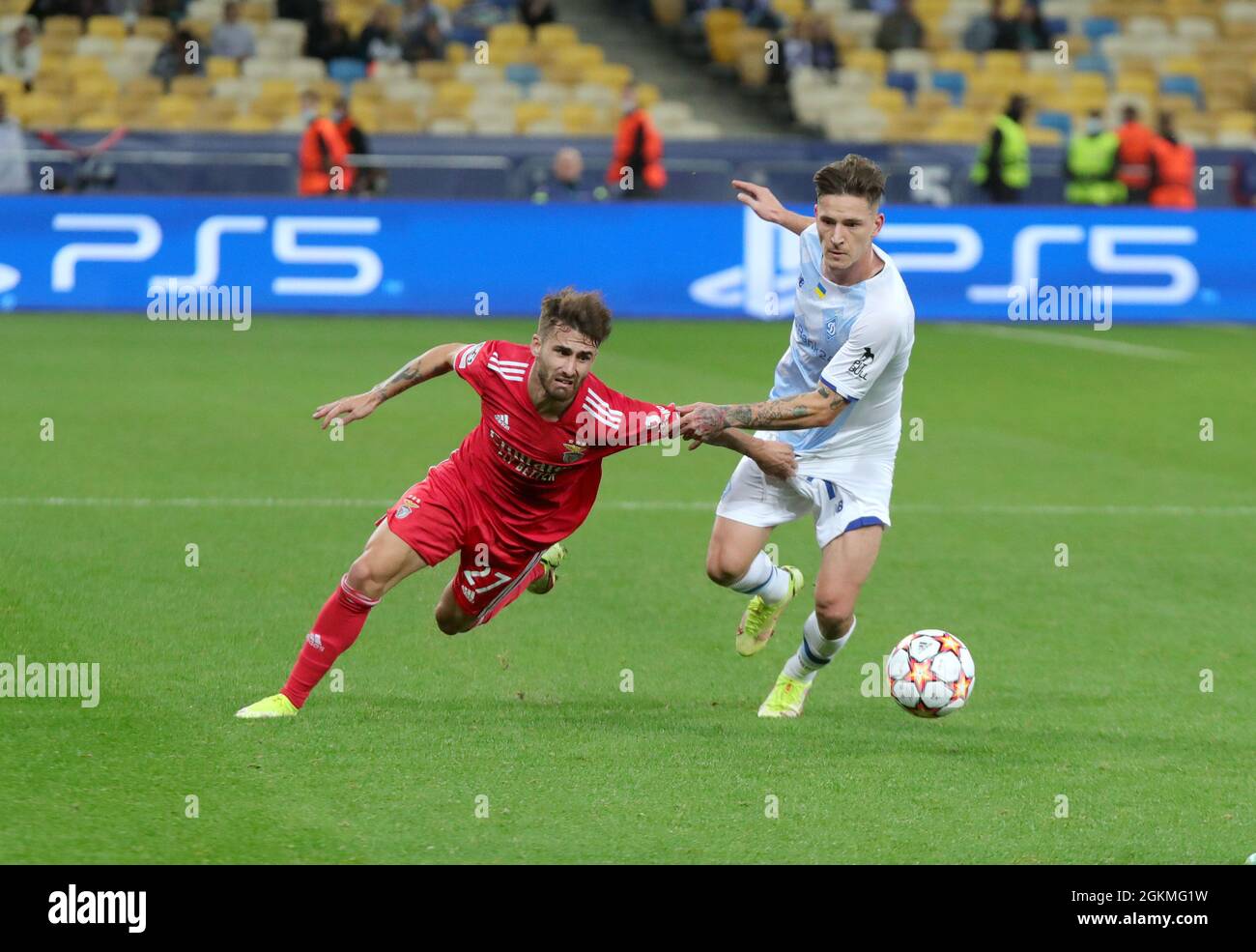Non Exclusive: KYIV, UKRAINE - SEPTEMBER 14, 2021 - Players of FC Dynamo Kyiv Benjamin Verbych (R) and  S.L. Benfica Portugal Rafa Silva fight for the Stock Photo