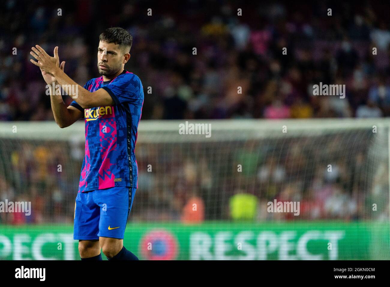 SPAIN, SOCCER, CHAMPIONS LEAGUE, FC BARCELONA VS FC BAYERN MUNICH.  FC Barcelona (18) Jordi Alba applaud the supporters during Champions League group phase match between FC Barcelona and  FC Bayern Munich in Camp Nou, Barcelona, Spain, on September 14, 2021.  © Joan Gosa 2021 Stock Photo
