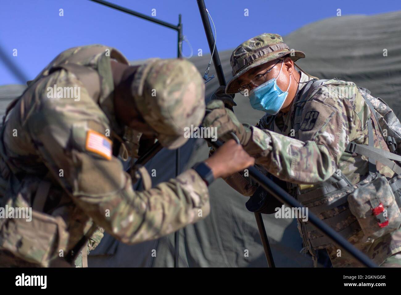 Soldiers from the 131st Field Hospital stood up one of almost 20 Expeditionary Medical Support System structures as part of field exercise Operation Guardian Readiness at Fort Bliss, Texas, June 5, 2021. In April 2018, the 131st FH (then the 31st Combat Support Hospital) was the second active-duty unit in the Army to field the EMEDS. Stock Photo