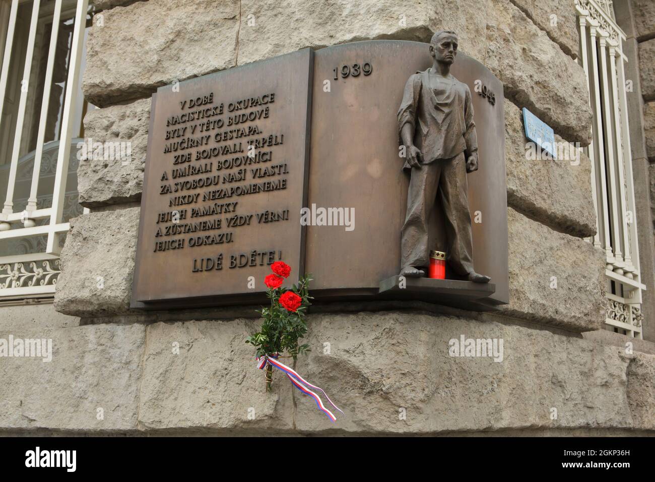 Commemorative plaque devoted to the tortured members of the Czech resistance placed on the Petschek Palace (Petschkův palác) in Nové Město (New Town) in Prague, Czech Republic. The building designed by Czech architect Max Spielmann was built between 1923 and 1929. The building became the headquarters of Gestapo for the Protectorate of Bohemia and Moravia during the Nazi occupation between 1939 and 1945. It was here where the interrogations and torturing of the Czech resistance members took place. Today it is the residence of the Czech Ministry of Industry and Trade (Ministerstvo průmyslu a obc Stock Photo