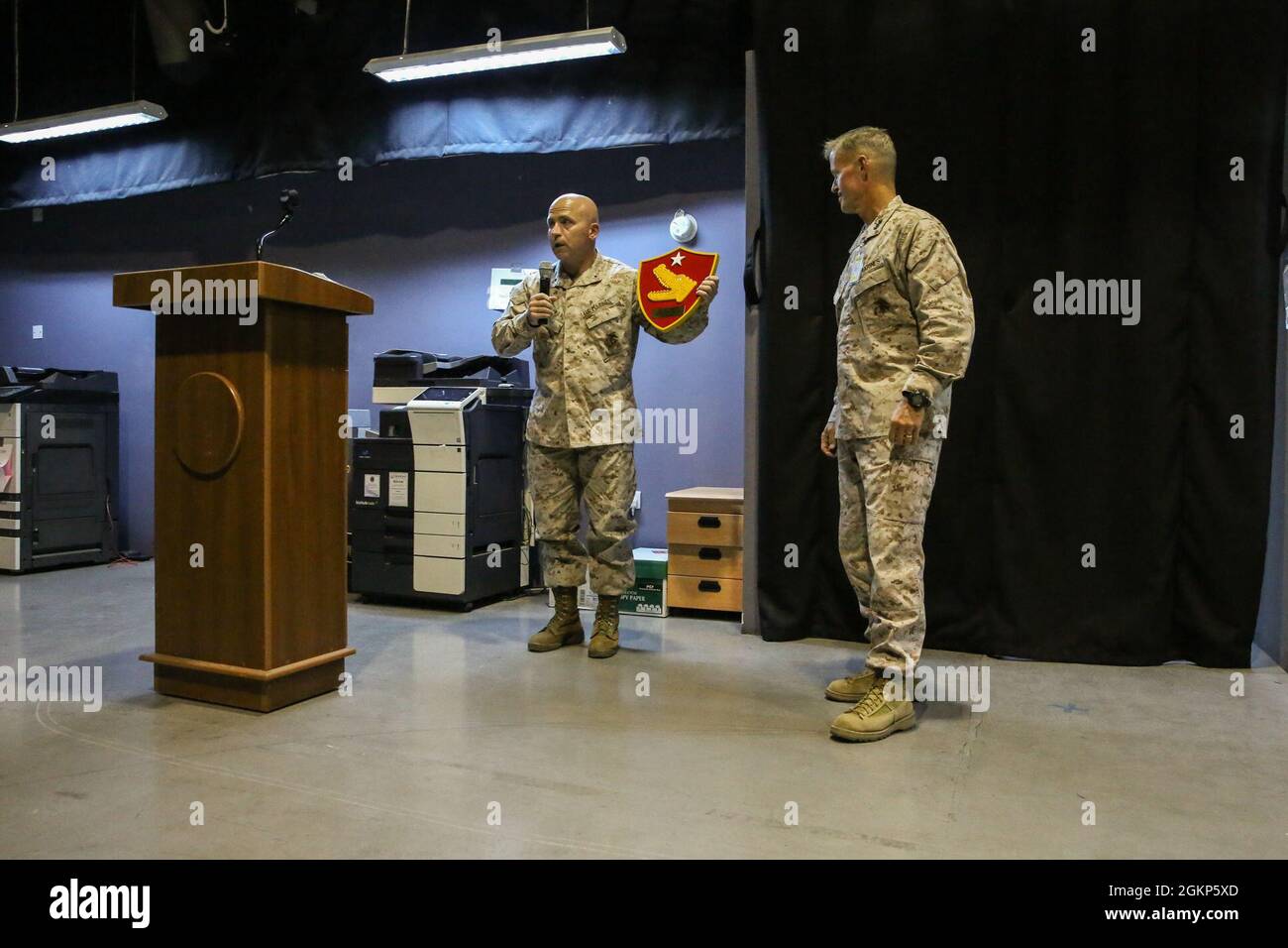 210610-M-AU949-0007 NAVAL SUPPORT ACTIVITY BAHRAIN (June 10, 2021) - Brig. Gen. Farrell J. Sullivan, commanding general of Naval Amphibious Forces, Task Force 51/5th Marine Expeditionary Brigade (TF 51/5), left, presents a gift to Lt. Gen. Carl E. Mundy III, the commanding general of Marine Corps Forces Central Command, right, during a visit aboard Naval Support Activity Bahrain, June, 10. TF 51/5, a Joint Task Force-capable Headquarters, responds to crises and contingencies; coordinates, plans, and executes operations; conducts theater security cooperation; and advances emerging Naval concept Stock Photo