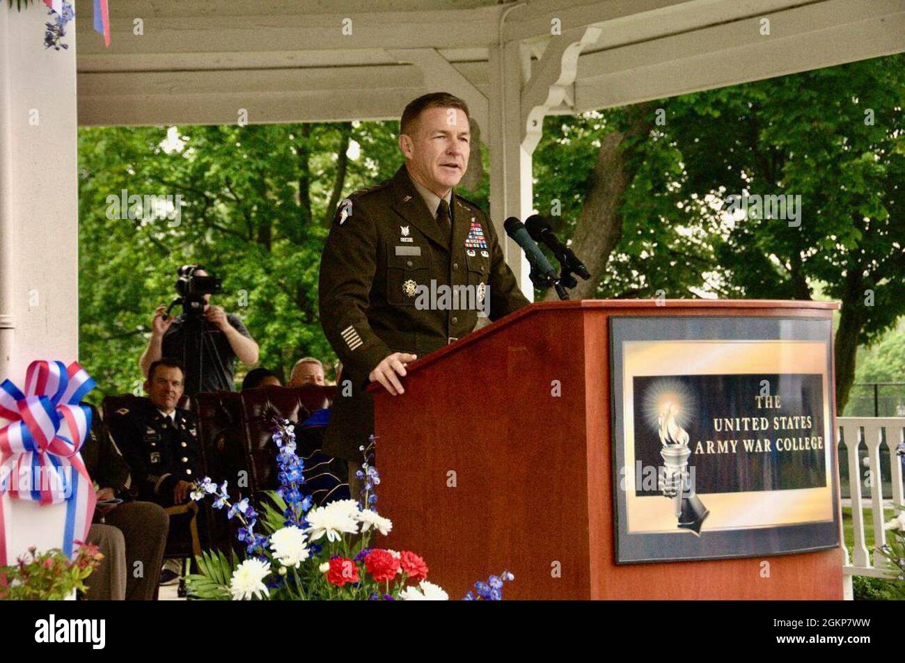 Chief of Staff of the U.S. Army congratulates the U.S. Army War College ...
