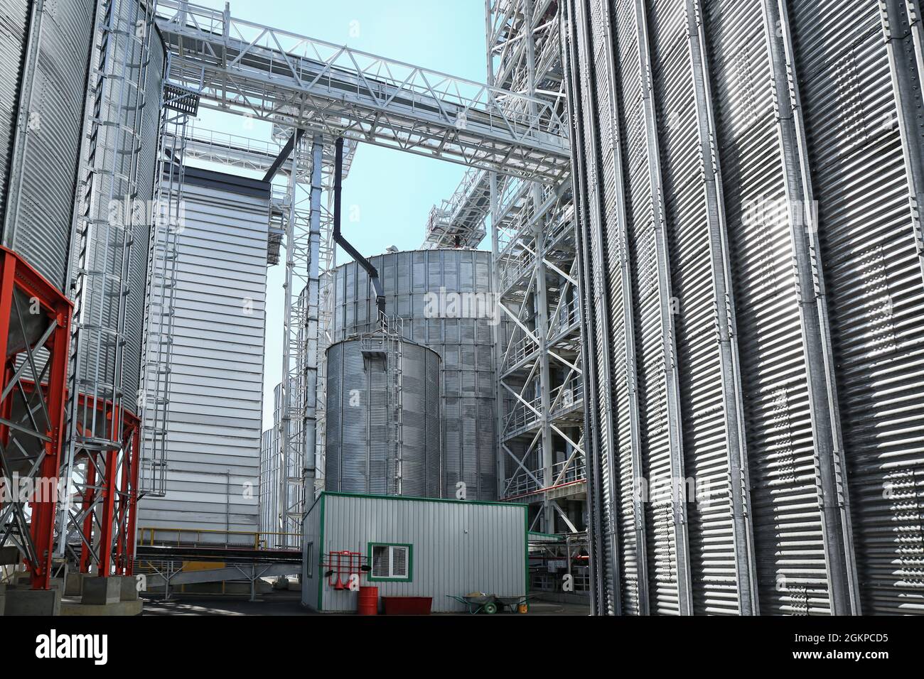 Modern grain elevator Stock Photo - Alamy