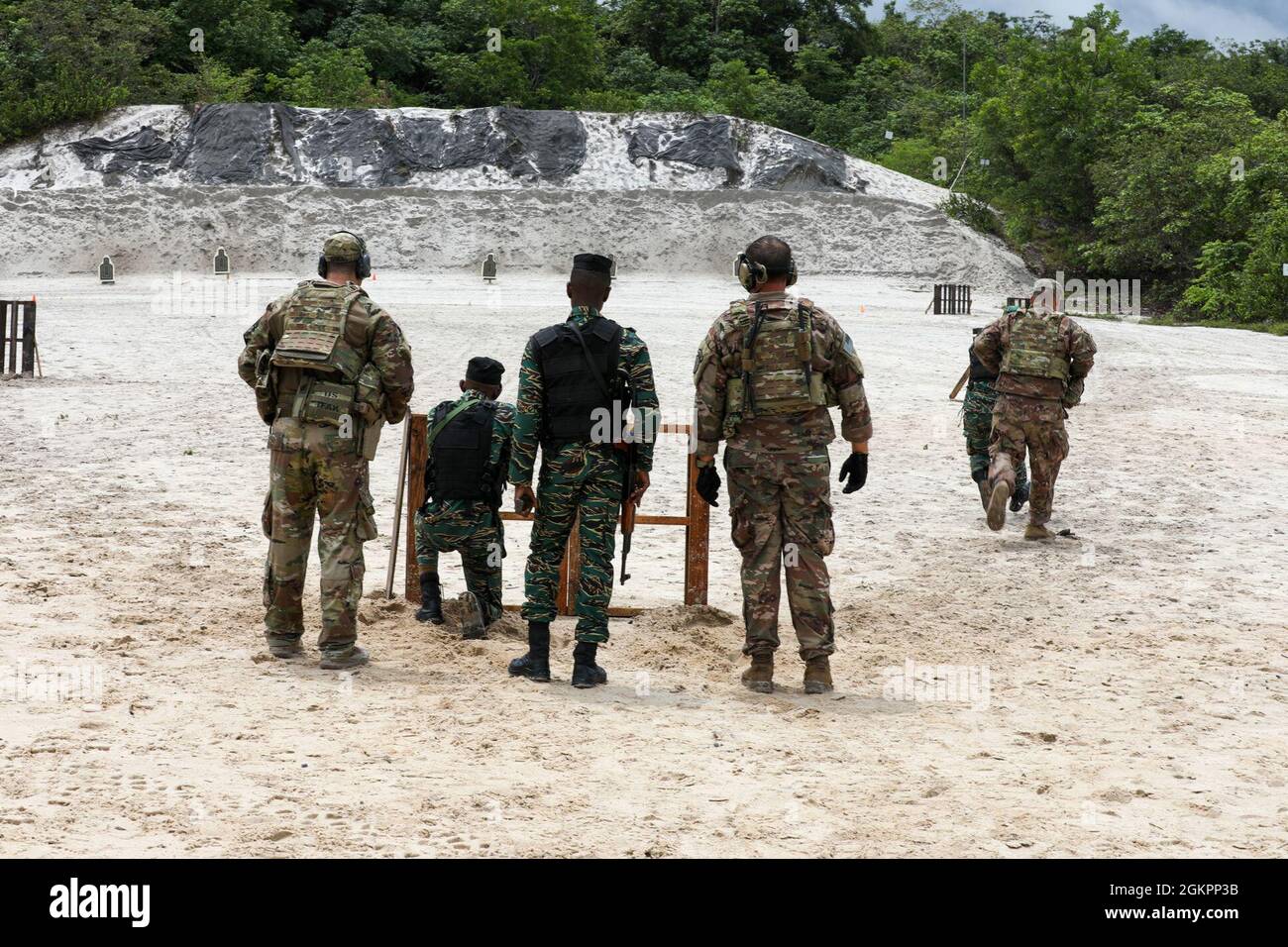 U.S. Army Soldiers with Team 6230 of C/2-54 Infantry Security Force Assistance Brigade (SFAB) and members of the Guyanese Defense Force (GDF) participate in a live-fire range during Tradewinds 2021, Camp Stephenson, Guyana, June 15. Florida Guardsmen with the SFAB and members of the GDF Special Forces are two of the many active and reserve components participating. Tradewinds 2021 is a U.S. Southern Command sponsored Caribbean security-focused exercise in the ground, air, sea, and cyber domains, working with partner nations to conduct joint, combined, and interagency training focused on increa Stock Photo