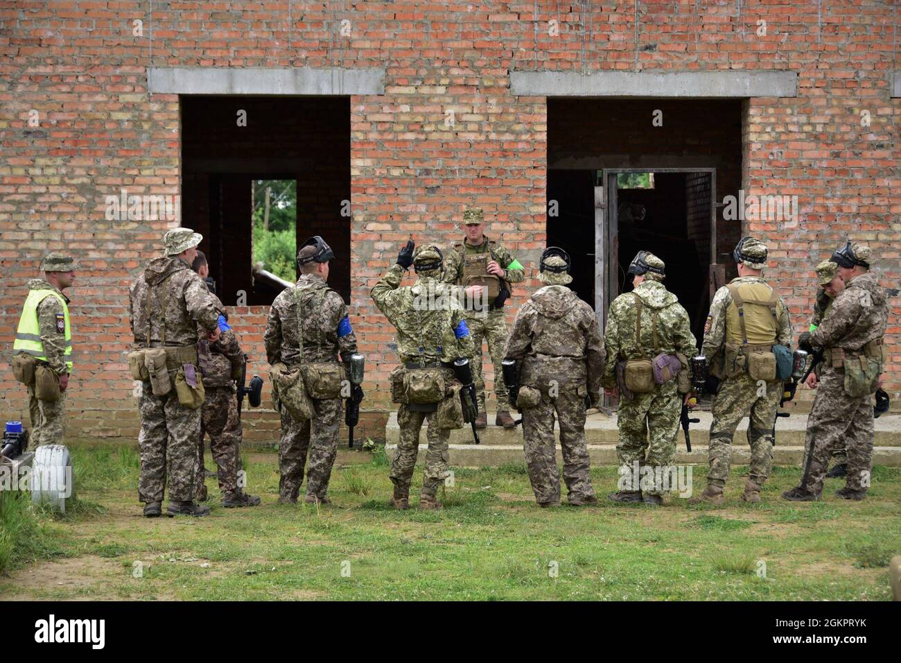Observer Coach Trainers at the Combat Training Center conduct an after action review with Ukrainian Soldiers assigned to the 95th Air Assault Brigade on the International Peacekeeping and Security Center near Yavoriv, Ukraine June 15, 2021. Training to conduct Military Operations in Urban Terrain, the 95th Brigade is deployed to Ukraine as part of the Joint Multinational Training Group-Ukraine, an international coalition dedicated to improving the CTC's training capacity and building professionalism within the Ukrainian army. Stock Photo