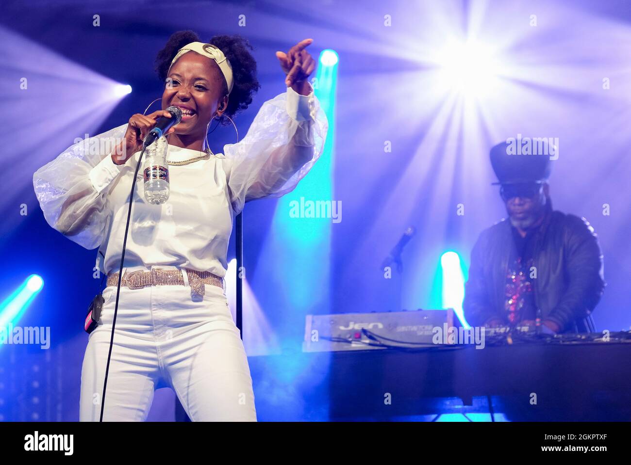 Charlotte Kelly and Jazzie B of Soul II Soul performing at the Cambridge Club Festival 2021 at Childerley Orchard on September 12, 2021, Cambridge, En Stock Photo