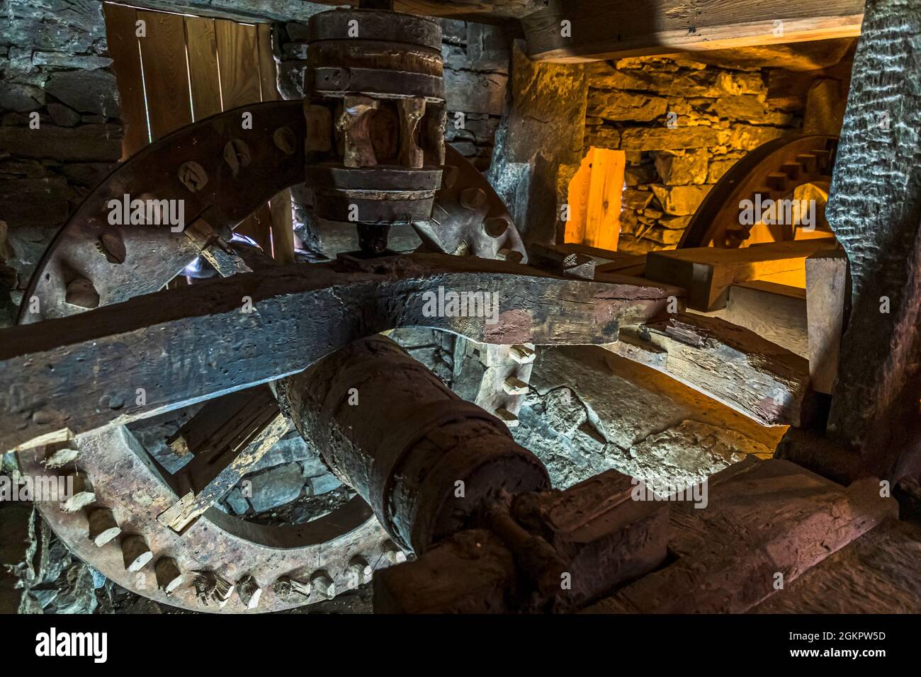 A wooden crown gear meshes with a smaller wooden gear - the centuries-old mechanism that still ensures the fine grinding of Farina Bona today. Vergeletto, Circolo d'Onsernone, Ticino, Switzerland. Stock Photo
