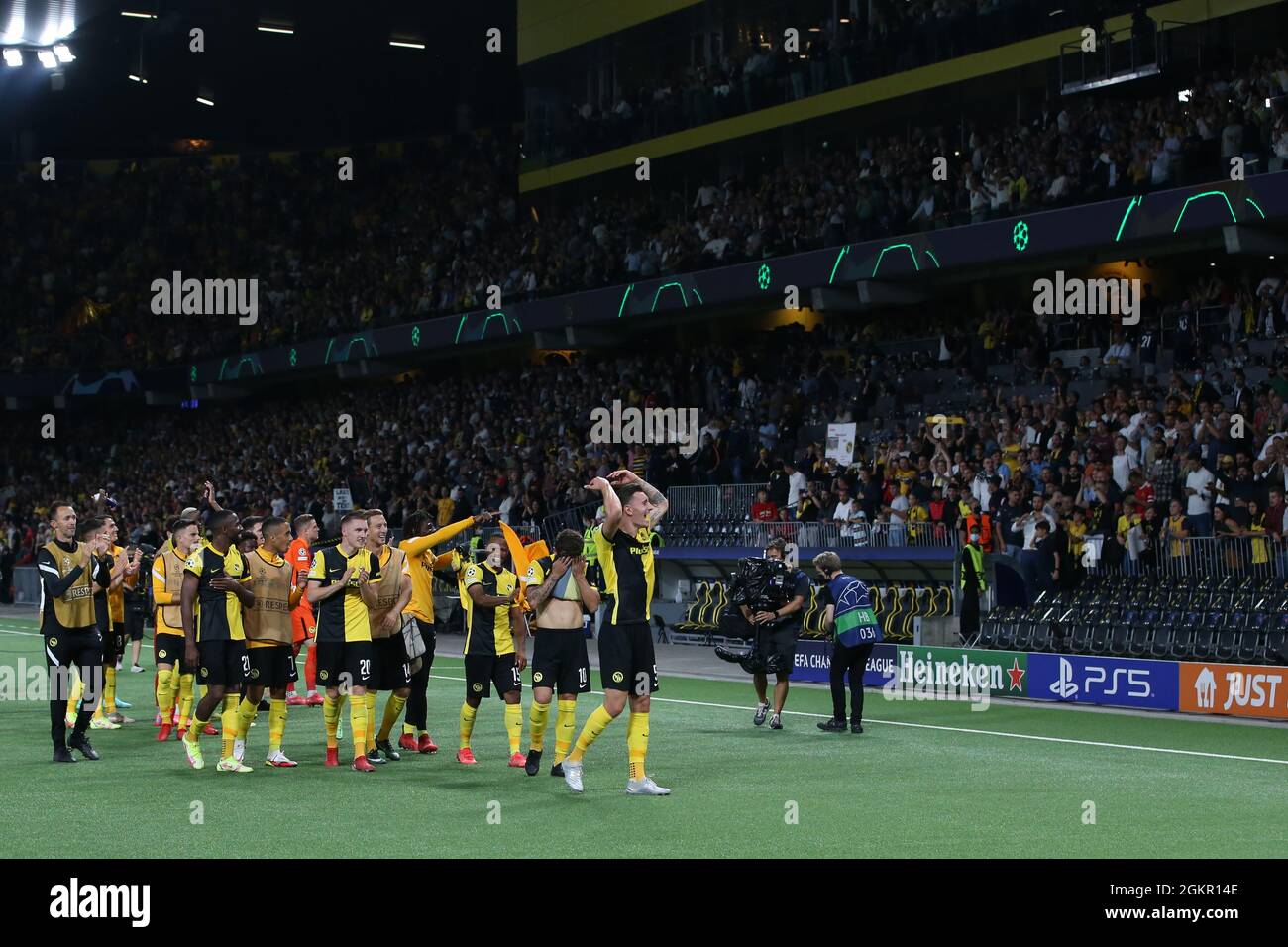Berne, Switzerland, 14th September 2021. Young Boys players and staff  celebrate in front of the fans following the 3-2 victory in the UEFA  Champions League match at Stadion Wankdorf, Berne. Picture credit