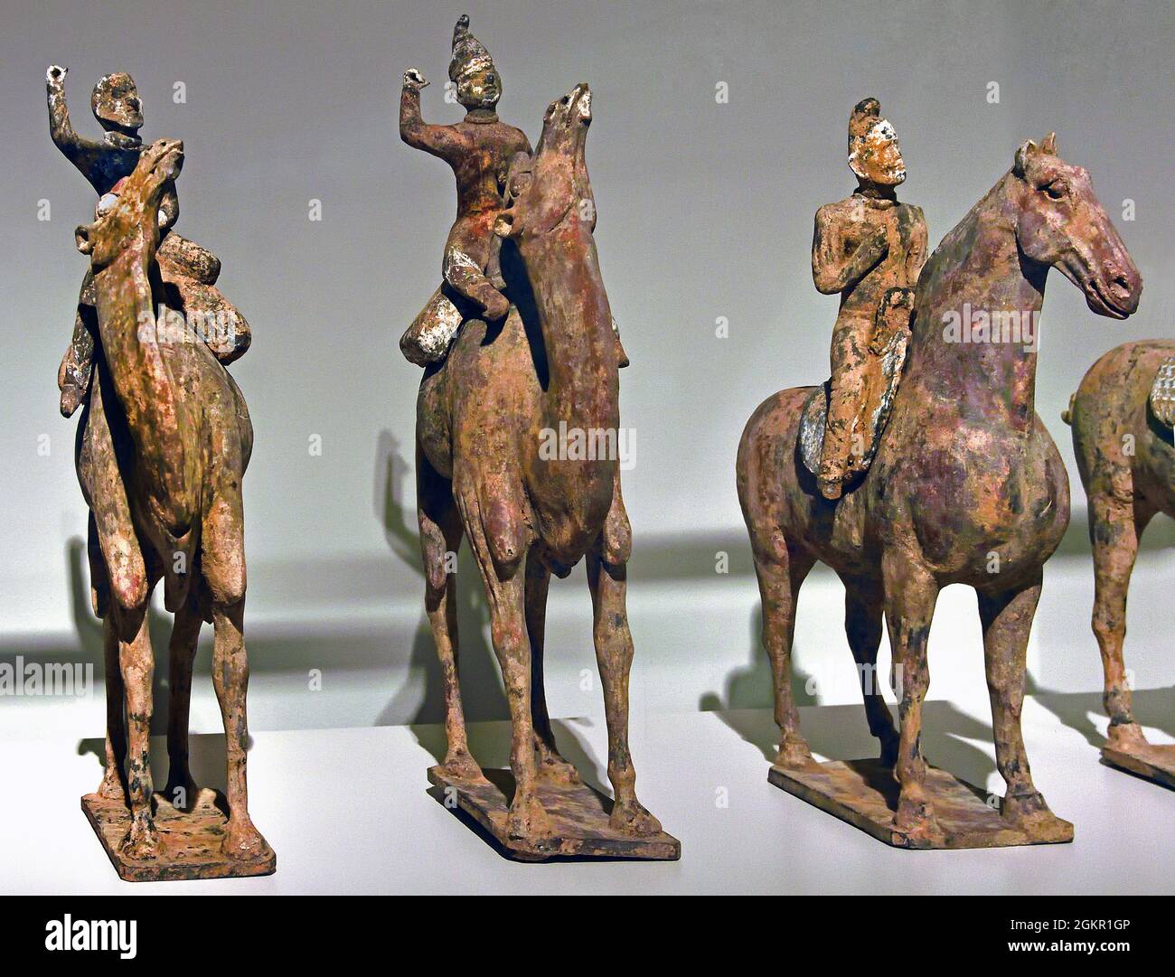 Grafgiften van paarden en kamelen, anoniem, ca. 650 - ca. 750 Tang-dynastie (618-907)aardewerk 59x59x19cm China (  Ze werden meegegeven in het graf, ter begeleiding van de overledene in het hiernamaals. Te zien aan hun hoofdtooi en gezichten 361 / 5000 Vertaalresultaten Funerary gifts of horses and camels, anonymous, c. 650 - c. 750 Tang dynasty (618-907) pottery 59x59x19cm China ( They were given in the grave to accompany the deceased in the afterlife. Can be seen by their headdress and faces the riders are not from China but from Western Asia. ) reflects the flourishing international contact Stock Photo