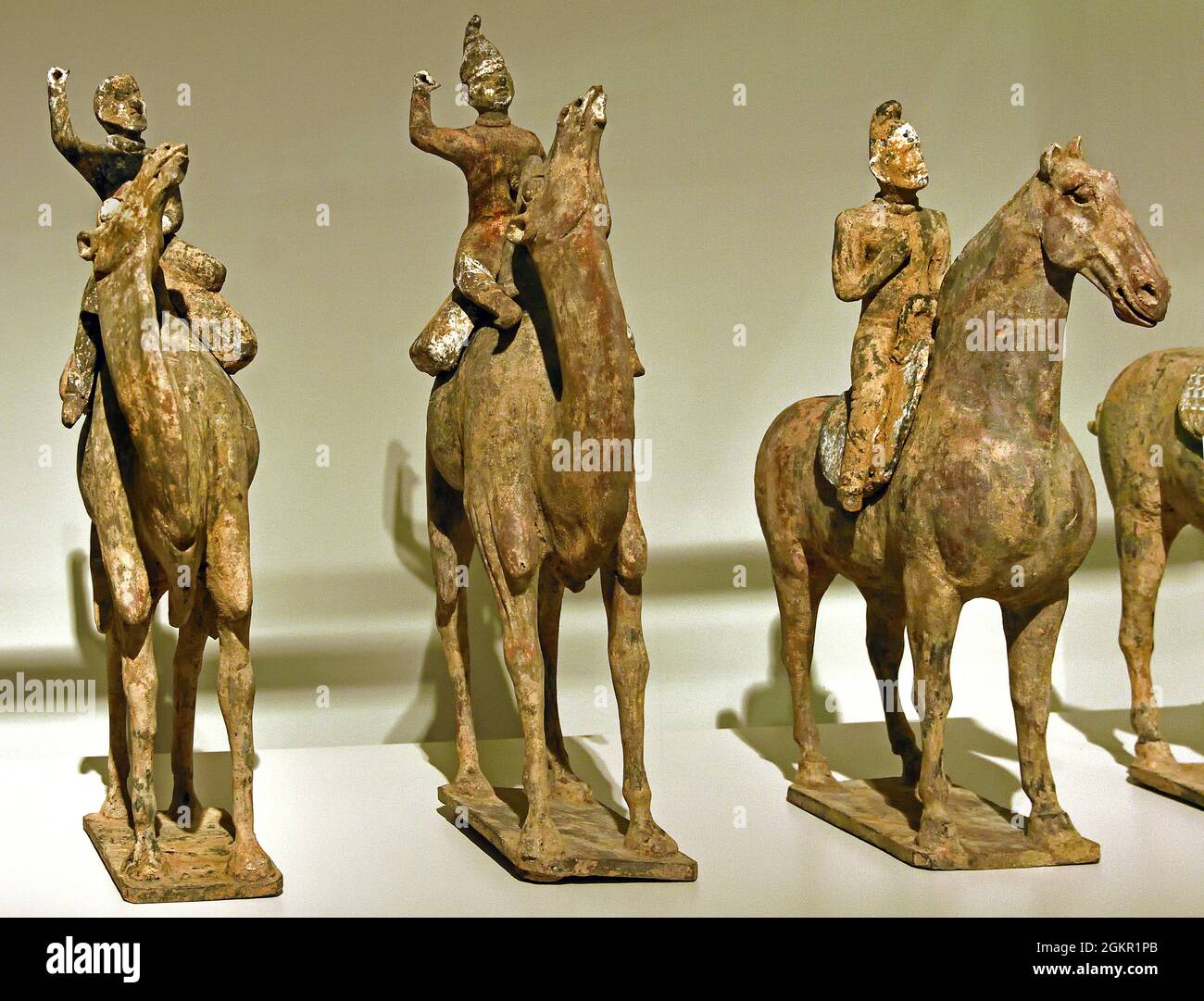 Grafgiften van paarden en kamelen, anoniem, ca. 650 - ca. 750 Tang-dynastie (618-907)aardewerk 59x59x19cm China (  Ze werden meegegeven in het graf, ter begeleiding van de overledene in het hiernamaals. Te zien aan hun hoofdtooi en gezichten 361 / 5000 Vertaalresultaten Funerary gifts of horses and camels, anonymous, c. 650 - c. 750 Tang dynasty (618-907) pottery 59x59x19cm China ( They were given in the grave to accompany the deceased in the afterlife. Can be seen by their headdress and faces the riders are not from China but from Western Asia. ) reflects the flourishing international contact Stock Photo