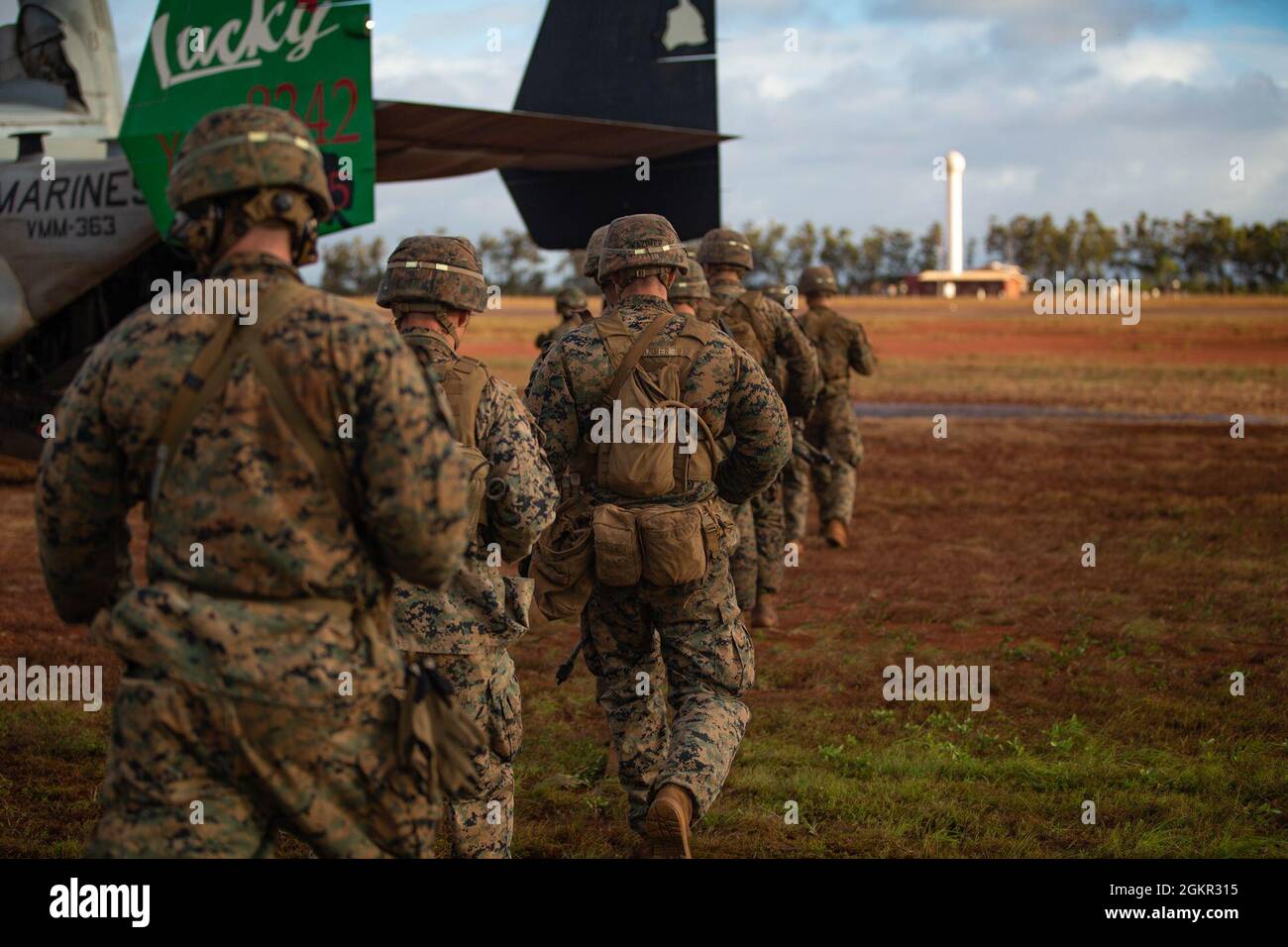 U.S. Marines with Charlie Company, 1st Battalion, 7th Marine Regiment, Marine Rotational Force - Darwin, walk towards an MV-22B Osprey at Gove Airport in Nhulunbuy, NT, Australia, June 17, 2021. Marines redeployed from Nhulunbuy to Darwin on MV-22B Ospreys after the successful completion of Exercise Darrandarra. Darrandarra, meaning “together,” demonstrates the Marines Corps’ ability to operate with the Australian Defence Force and reinforce embassies and conduct noncombatant evacuation operations in response to crises and contingencies in the Indo-Pacific region. Stock Photo