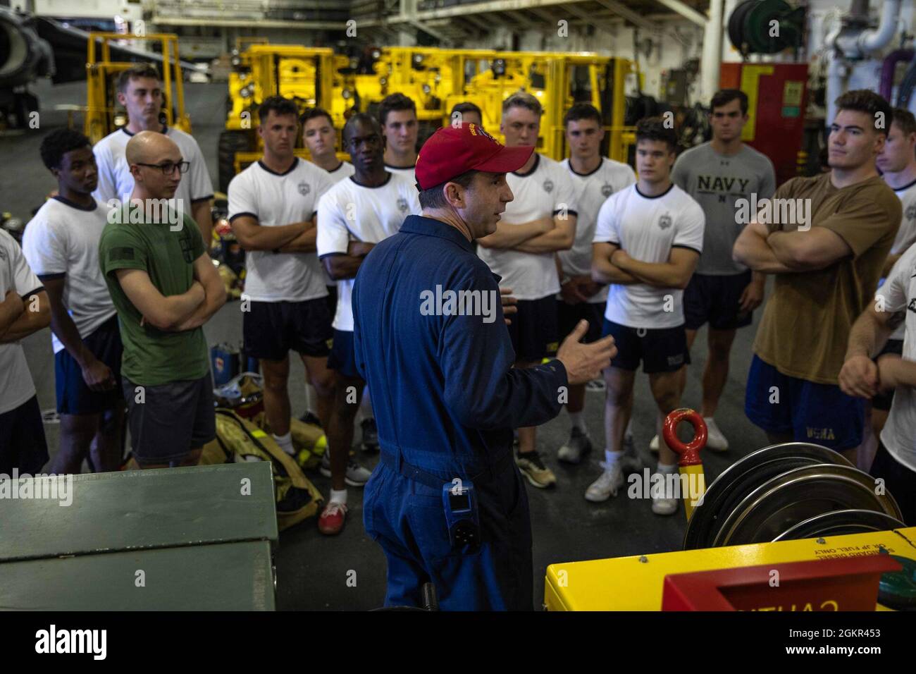 210617-N-TP544-4767 ATLANTIC OCEAN (June 17, 2021) Damage Controlman 1st Class Thomas Mittenzwei instructs U.S. Naval Academy Midshipmen on damage control techniques aboard the Wasp-class amphibious assault ship USS Kearsarge (LHD 3) June 17, 2021. Midshipmen are aboard Kearsarge as part of their annual summer cruise training, which provides the naval officers in training with contextual experiences to complement their classroom knowledge and helps them acclimate to life aboard a ship. Stock Photo