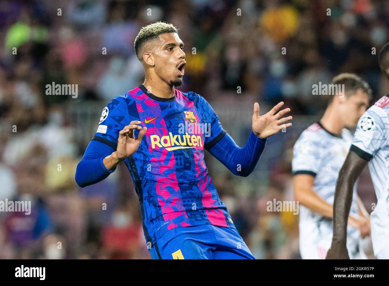 Barcelona, Spain, September 14, 2021, Ronald Araujo of FC Barcelona laments during the UEFA Champions League, football match played between FC Barcelona and Bayern Munich at Camp Nou Stadium on September 14, 2021, in Barcelona, Spain - Photo: Marc Gonzalez Aloma/DPPI/LiveMedia Stock Photo
