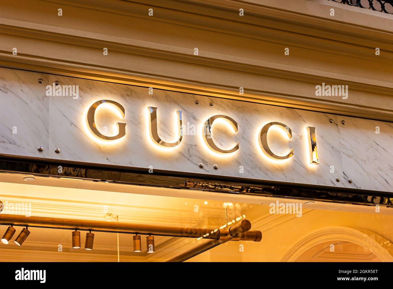 MOSCOW, RUSSIA - AUGUST 10, 2021: Gucci retail shop logo singboard on the storefront in the shopping mall. Stock Photo