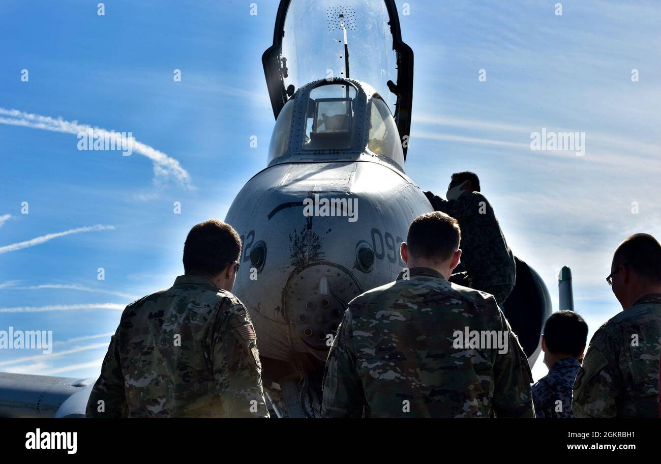 U.S. Airmen show Koku Jieitai (Japan Air SelfDefense Force) aircraft