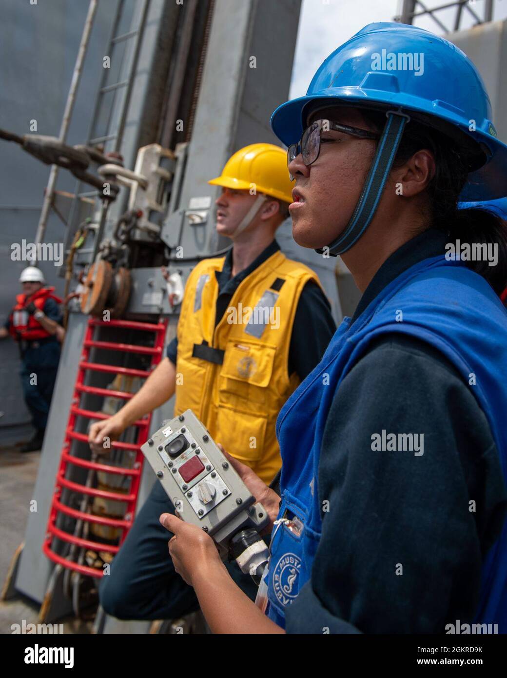 https://c8.alamy.com/comp/2GKRD9K/210619-n-hg846-1043-pacific-ocean-june-19-2021-boatswains-mate-seaman-kaitlyn-alfaro-from-los-angeles-calif-operates-a-sliding-padeye-during-a-replenishment-at-sea-ras-with-lewis-and-clark-class-cargo-ship-usns-amelia-earhart-t-ake-6-aboard-arleigh-burke-class-guided-missile-destroyer-uss-rafael-peralta-ddg-115-rafael-peralta-is-assigned-to-commander-task-force-71destroyer-squadron-desron-15-the-navys-largest-forward-deployed-desron-and-us-7th-fleets-principal-surface-force-2GKRD9K.jpg