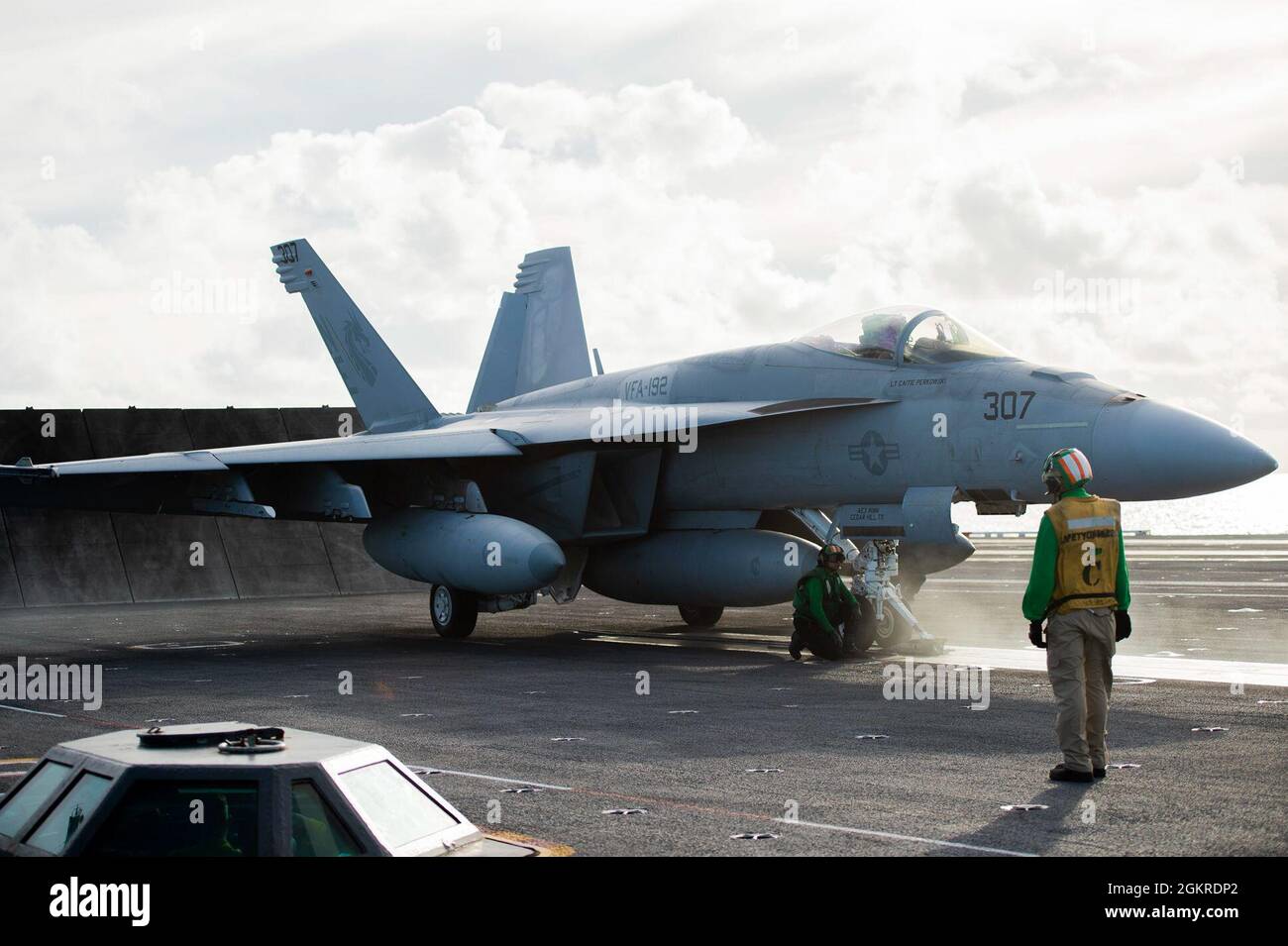 210620-N-IW069-1016 PACIFIC OCEAN (June 20, 2021) An F/A-18E Super Hornet, assigned to the “Golden Dragons” of Strike Fighter Squadron (VFA) 192, prepares to launch from the flight deck of Nimitz-class aircraft carrier USS Carl Vinson (CVN 70), June 20, 2021. Vinson is currently underway conducting routine maritime operations in U.S. 3rd Fleet. Stock Photo