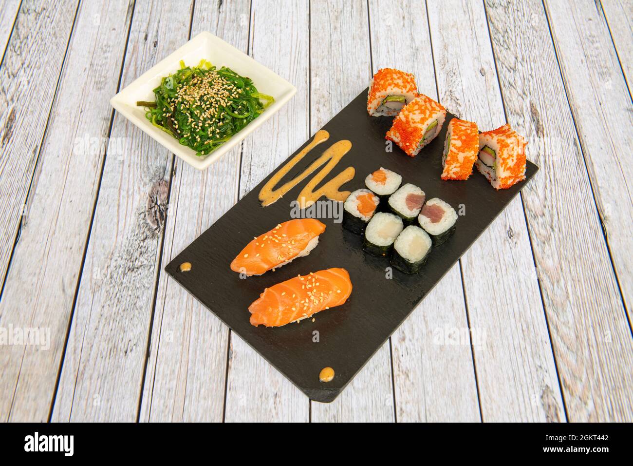 Salade D'algue, Sushi Japonais Photo stock - Image du sushis