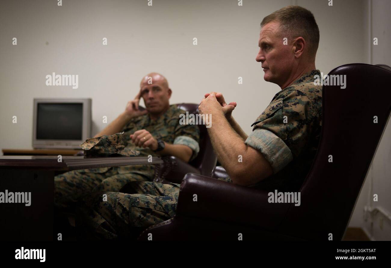 Lt. Gen. Steven R. Rudder, commanding general of Marine Forces Pacific (center), speaks to the staff of Marine fighter Attacks Squadron (VMFA) 323 at Marine Corps Base Hawaii, June 21, 2021. VMFA-323 is currently conducting routine operations in U.S. 3rd Fleet. Stock Photo