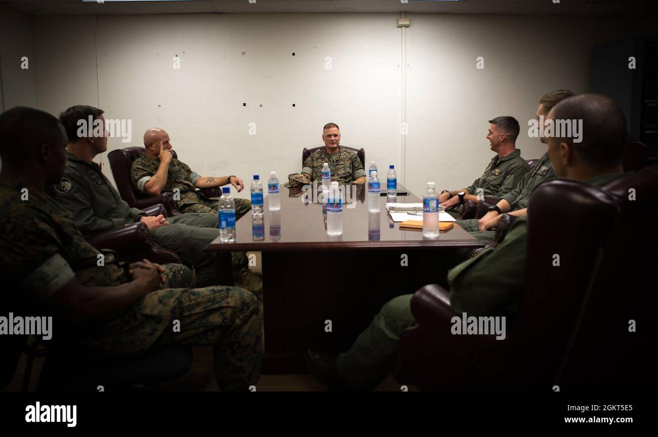 Lt. Gen. Steven R. Rudder, commanding general of Marine Forces Pacific (center), speaks to the staff of Marine fighter Attacks Squadron (VMFA) 323 at Marine Corps Base Hawaii, June 21, 2021. VMFA-323 is currently conducting routine operations in U.S. 3rd Fleet. Stock Photo