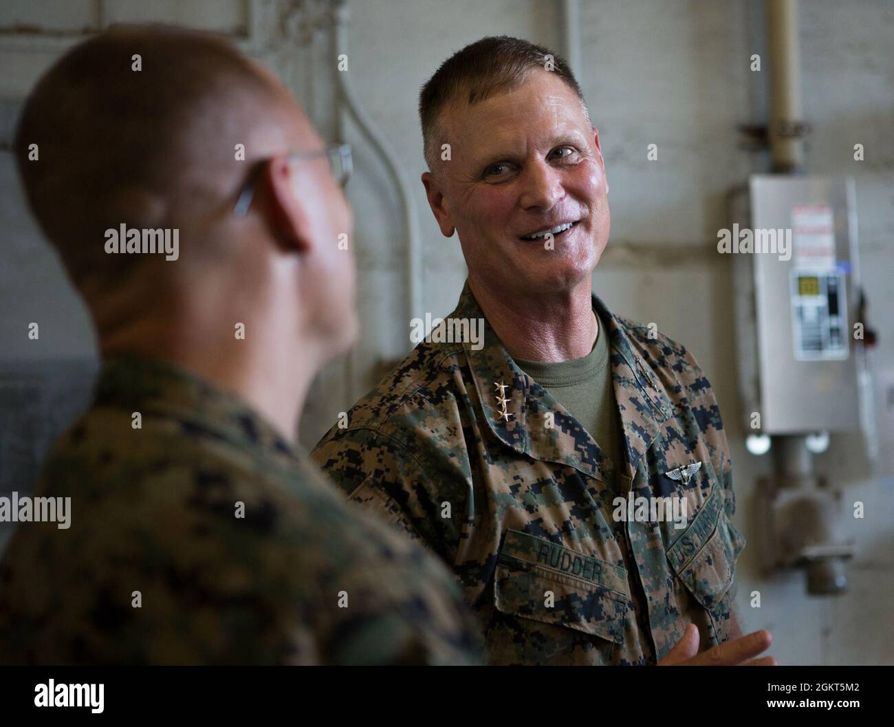 Lt. Gen. Steven R. Rudder, commanding general of Marine Forces Pacific (center), speaks to the Marines of Marine fighter Attacks Squadron (VMFA) 323 at Marine Corps Base Hawaii, June 21, 2021. VMFA-323 is currently conducting routine operations in U.S. 3rd Fleet. Stock Photo
