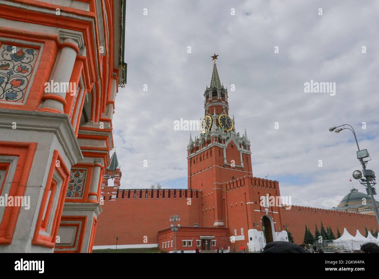 The Spasskaya Tower of the Moscow Kremlin on Red Square, with huge clock  and five stars on top - The five-pointed red star has often served as a  symbo Stock Photo -