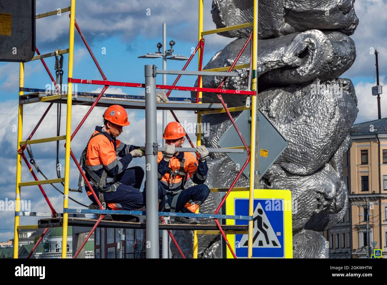 Russia, Moscow. Sculpture 'Big clay No. 4' by Swiss artist Urs Fischer in  front of a former power plant on Bolotnaya Square Stock Photo - Alamy