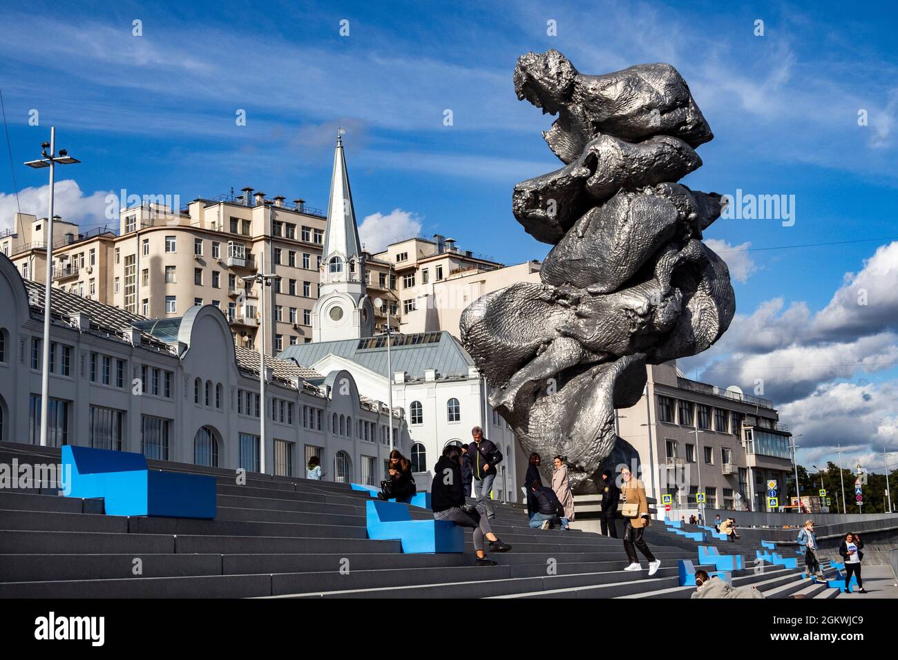 Russia, Moscow. Sculpture 'Big clay No. 4' by Swiss artist Urs Fischer in  front of a former power plant on Bolotnaya Square Stock Photo - Alamy