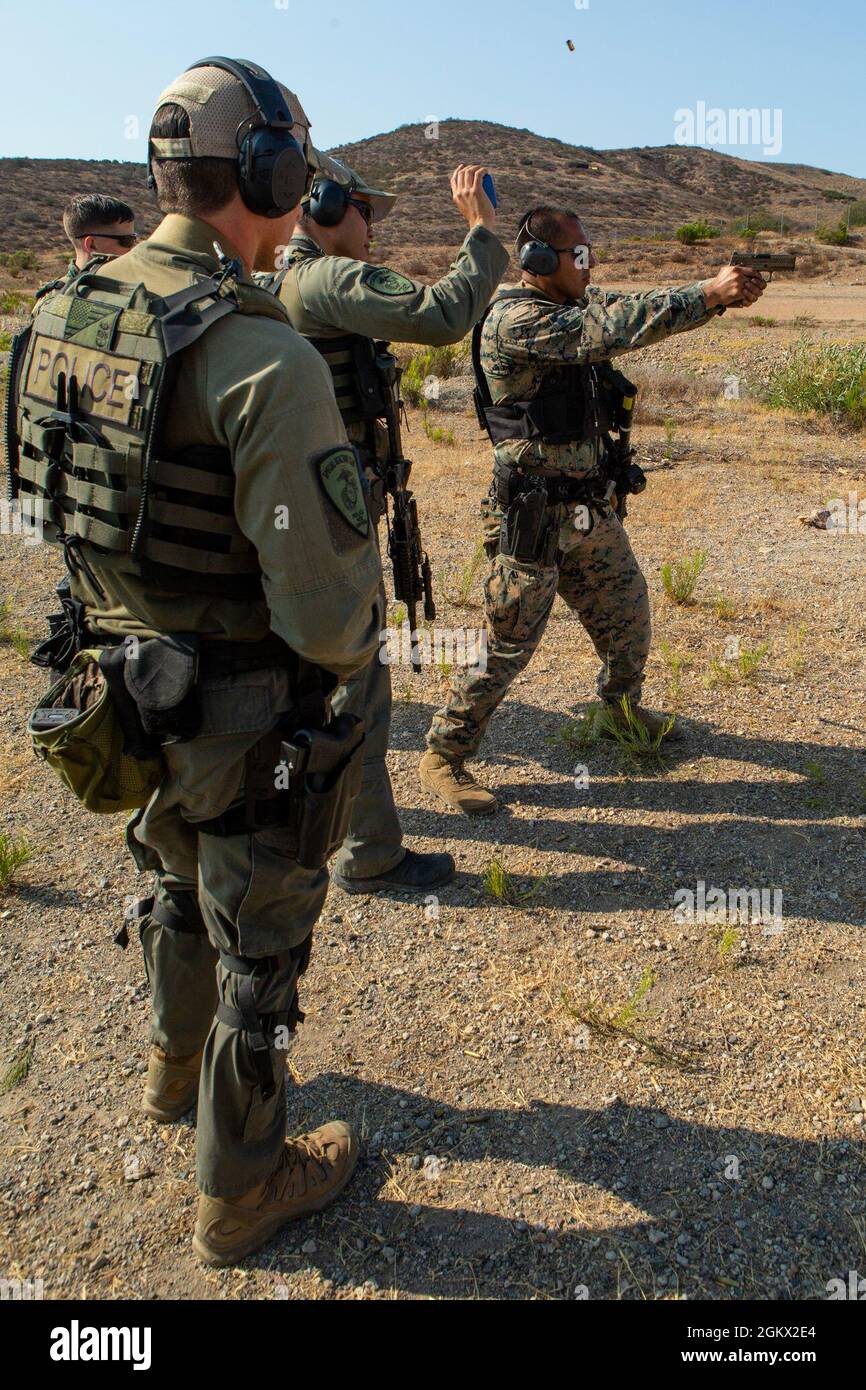 Us Marines And Police Officers With The Special Reaction Team Provost Marshals Office 9617