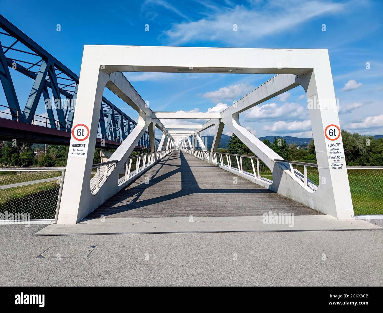 Fahrradbrücke über die Donau in Deggendorf Stock Photo