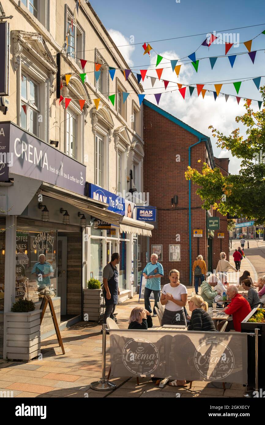 UK, England, Cheshire, Congleton, Bridge Street, Crema deli and café, al-fresco customers in pedestrianized shopping street Stock Photo