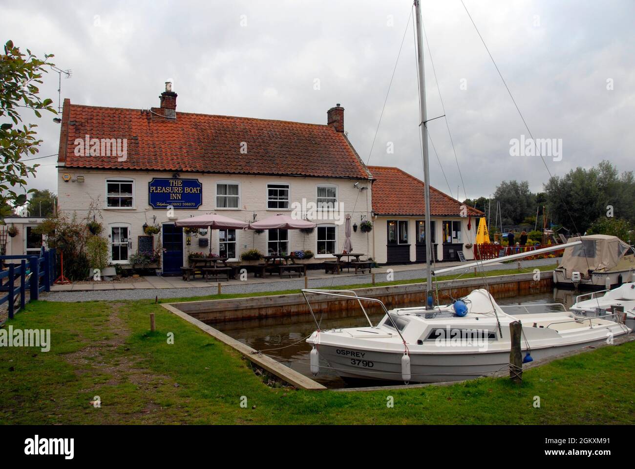 Boats moored in a small cutting on Hickling Broad by the Pleasure Boat  Inn, Norfolk, England Stock Photo