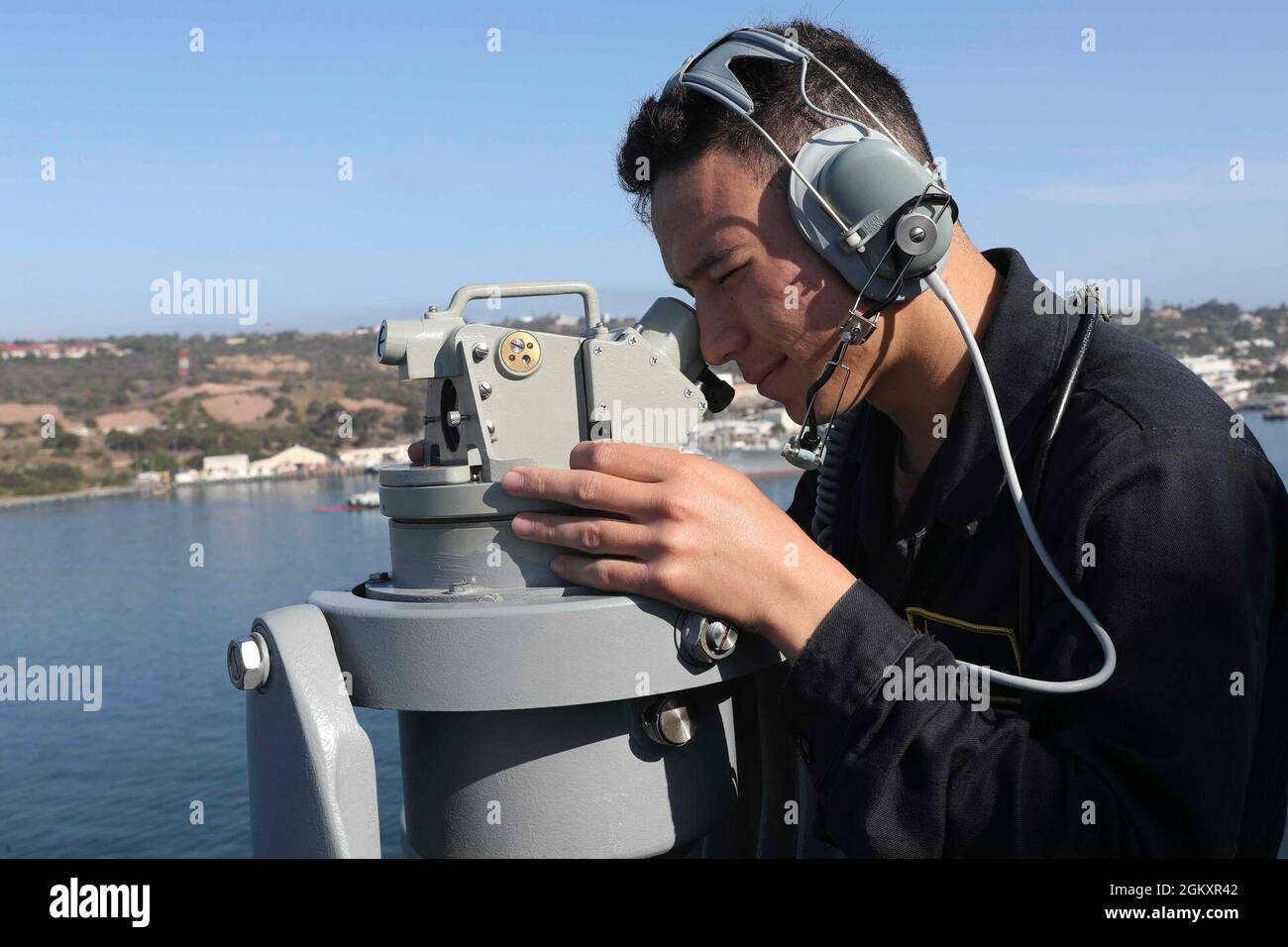 210721-N-CM110-1048 PACIFIC OCEAN (July 21, 2021) – Quartermaster Seaman Kyle Williams, from Pensacola, Fla., uses a telescopic alidade to plot the ship’s position aboard amphibious assault ship USS Tripoli (LHA 7), July21. Tripoli is underway conducting routine operations in U.S. 3rd Fleet. Stock Photo