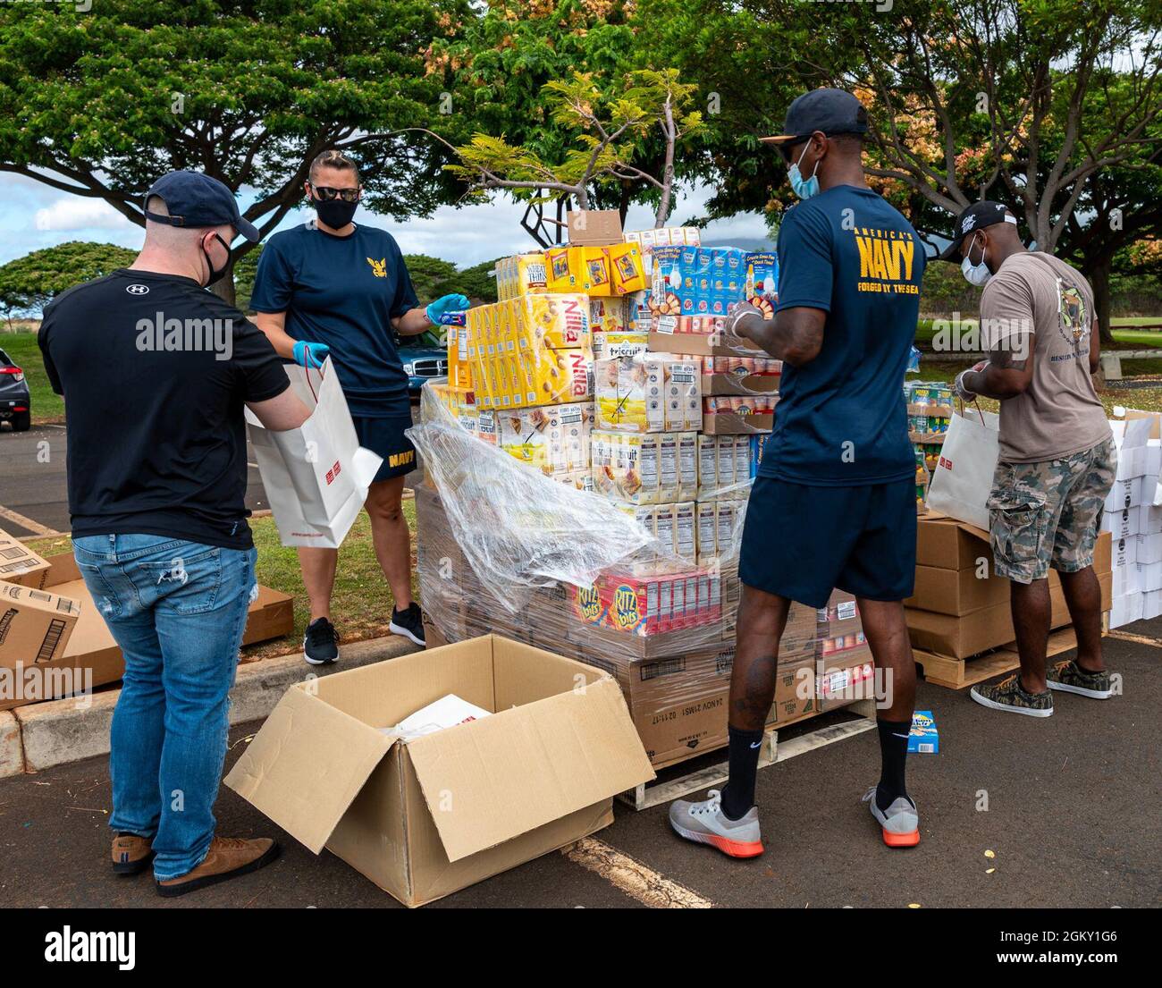 N Ot701 1021 Waipahu Hawaii July 23 21 Sailors Assigned To Commander Navy Region Hawaii Package Food To Hand Out To Members Of The Waipahu Community The Volunteer Event Was Organized By The Lightouse