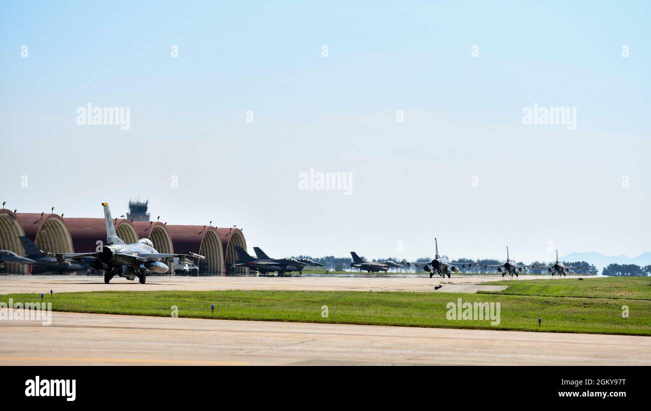 F-16 Fighting Falcons from the 35th and 80th Fighter Squadrons prepare ...