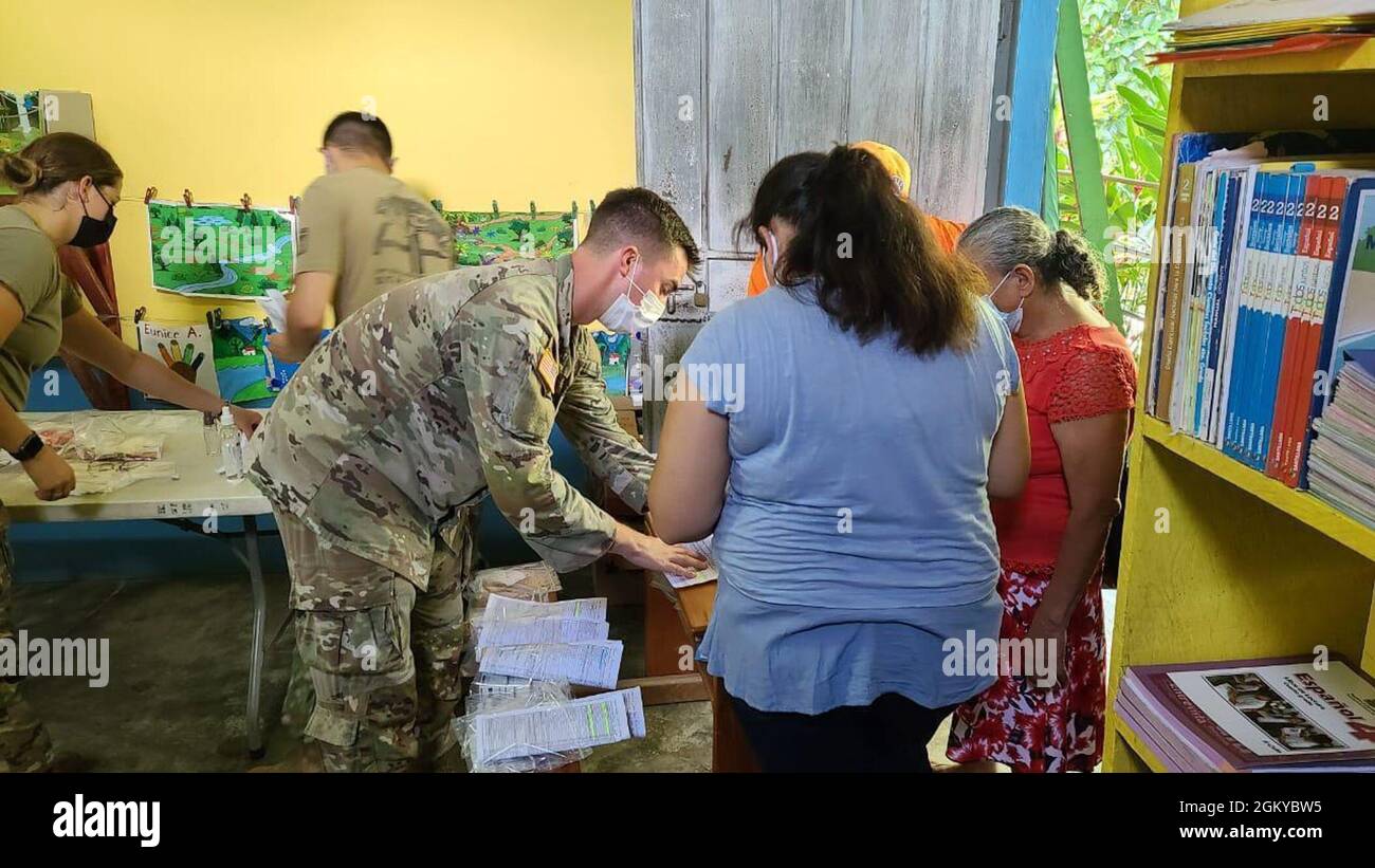 U.S. Army Sgt. Alex Mullen, center, a pharmacy technician with the Medical Element, Joint Task Force-Bravo, Soto Cano Air Base, Honduras, prescribes medications to residents of Las Mangas during a Global Health Engagement in the department of Atlántida, Honduras, July 27, 2021. During the three-day engagement, 1,328 medications were prescribed to patients living in Las Mangas, La Frutera and Trípoli. Stock Photo
