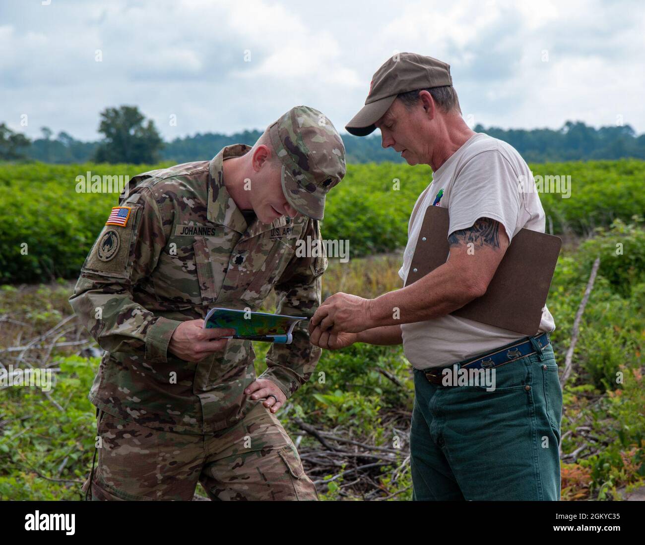 Richard Darden (right), the Regulatory Project Manager for the U.S. Army Corps Of Engineers, Charleston District, explains to Lt. Col. Andrew Johannes how to analyze soil samples during a field visit in Orangeburg, S.C.  Johannes took command of the district in July and was taking part in delineation training, designed to better educate new members of the district to what regulators do for their job. Stock Photo