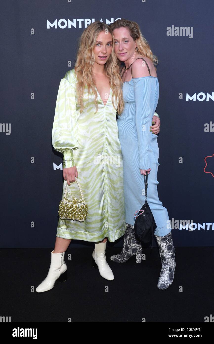 Berlin, Germany. 15th Sep, 2021. Actress Lena Klenke (l) and her sister