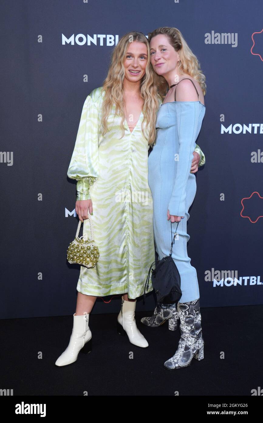 Berlin, Germany. 15th Sep, 2021. Actress Lena Klenke (l) and her sister