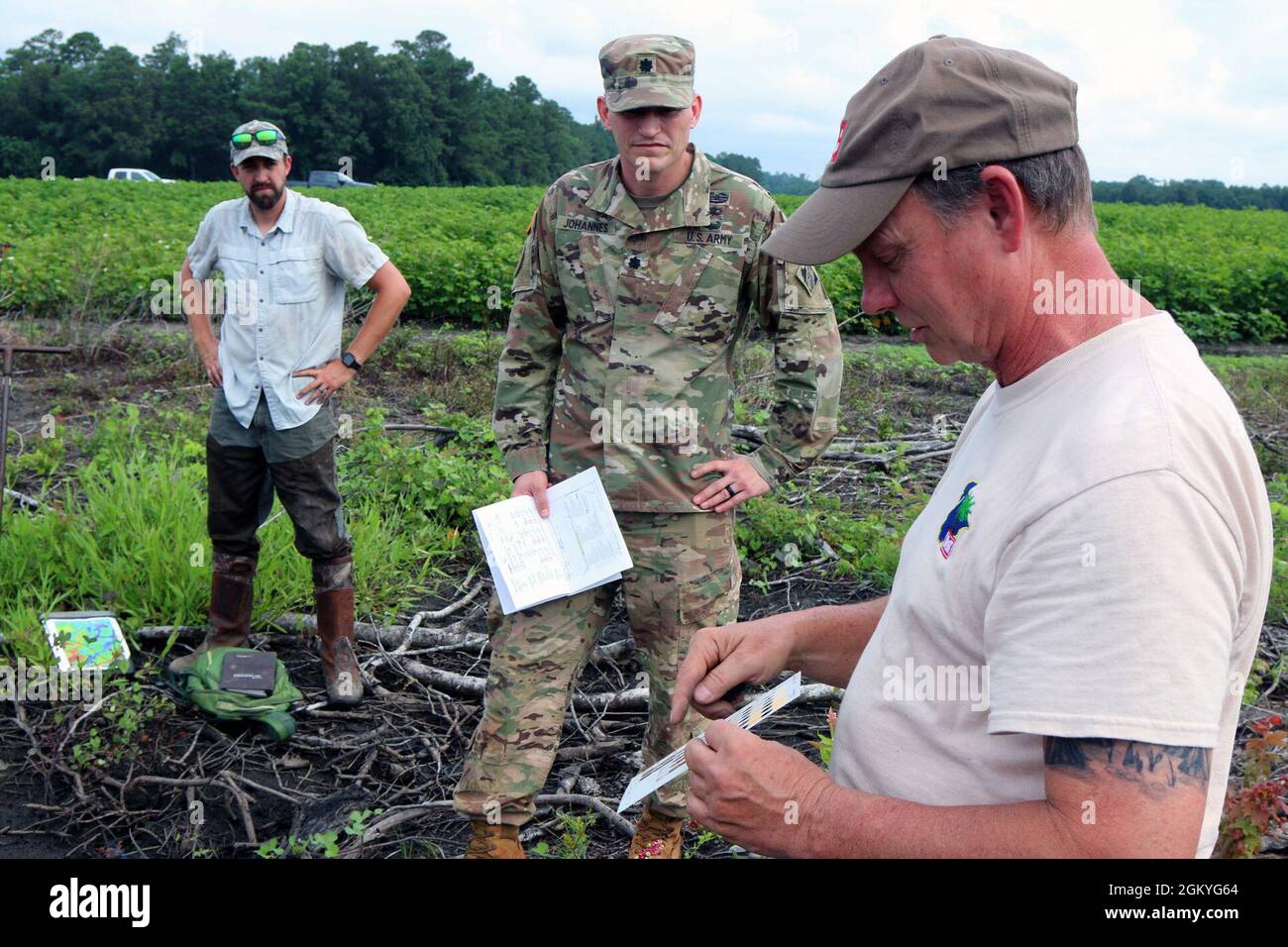 Richard Darden (right), the Regulatory Project Manager for the U.S. Army Corps Of Engineers, Charleston District, explains to Lt. Col. Andrew Johannes and other staff members, how to analyze soil samples during a field visit in Orangeburg, S.C.  Johannes took command of the district in July and was taking part in delineation training, designed to better educate new members of the district to what regulators do for their job. Stock Photo